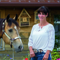 Portrait2 von Testimonial Frau Ostermaier zusammen mit ihrem Pferd